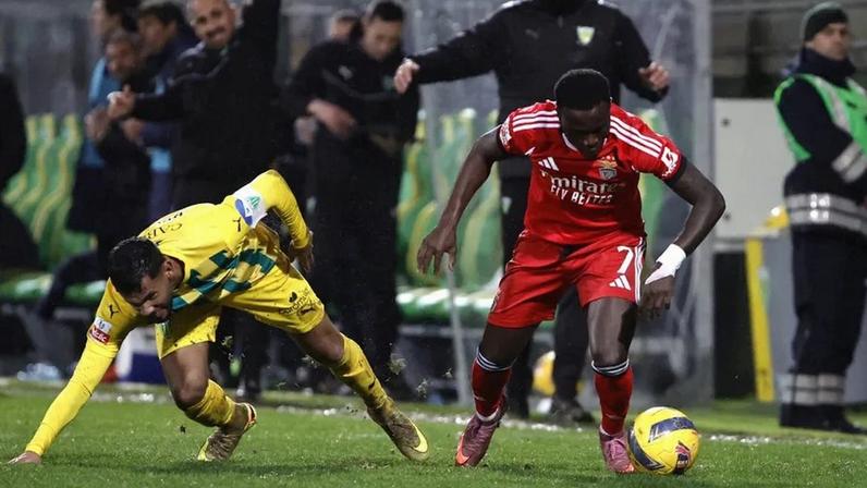 Bruma dribla adversário no Tondela-Benfica