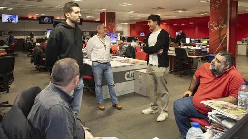 Capdeville e Branquinho visitam redação após Europeu de andebol