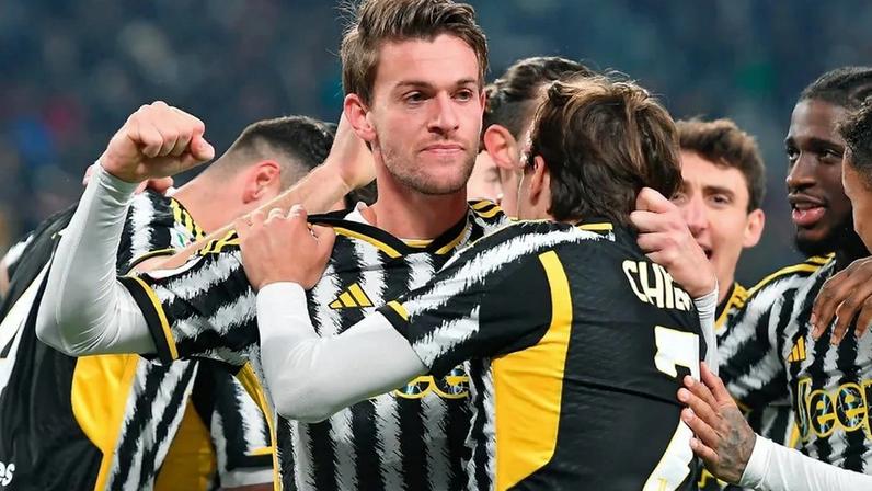 Jogadores da Juventus celebram após o clube ter emprestado Daniele Rugani à Fiorentina