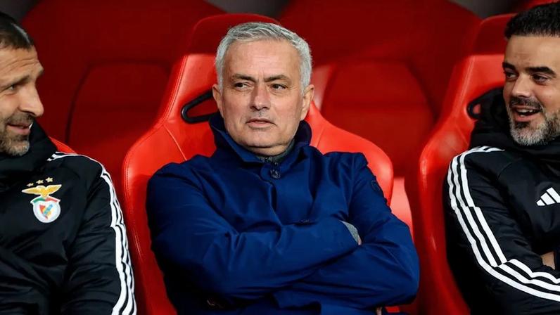 José Mourinho sentado no banco de suplentes do Benfica ao lado dos seus assistentes