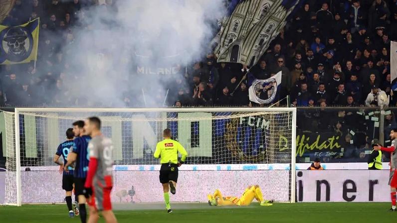 O momento em que um petardo foi lançado para perto de Emil Audero