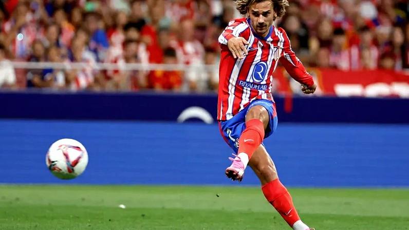 Griezmann em campo durante um jogo de futebol