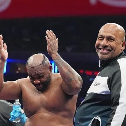 Pugilista perde a peruca durante combate e comenta com humor