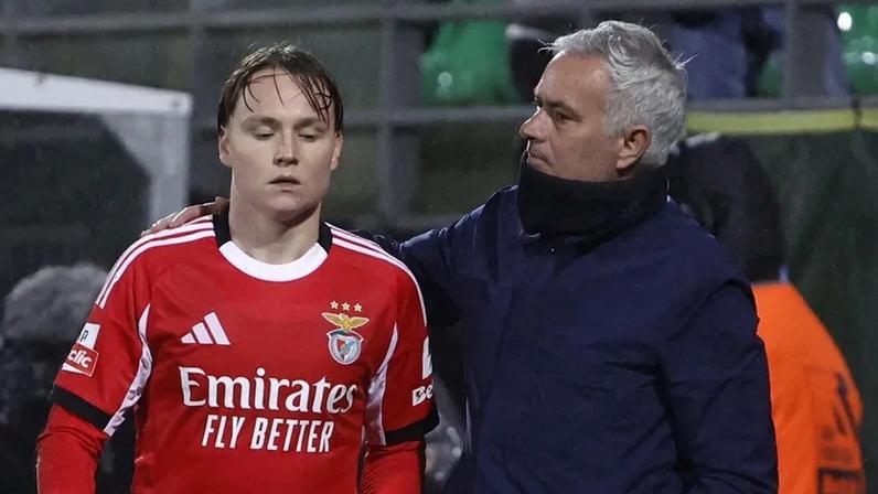 Mourinho impede saída de Schjelderup do Benfica para o Maiorca