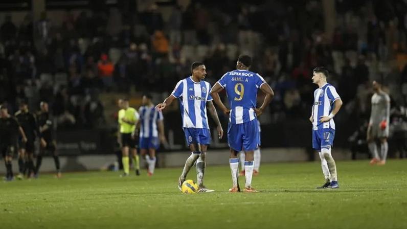 Jogadores do FC Porto reagem no relvado durante o jogo com o Casa Pia