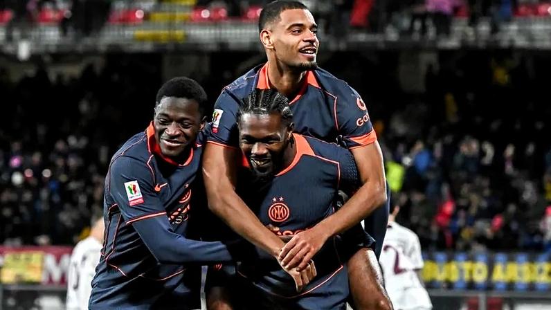 Jogadores do Inter celebram a vitória sobre o Torino na Taça de Itália em Monza