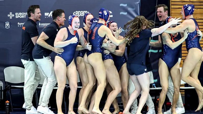 Evangelos Doudesis celebra título com a equipa da Holanda