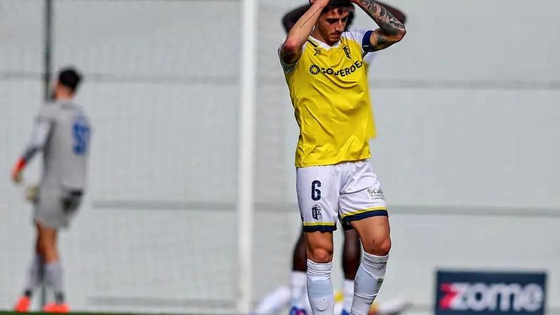 Jota Gonçalves fica no Vizela