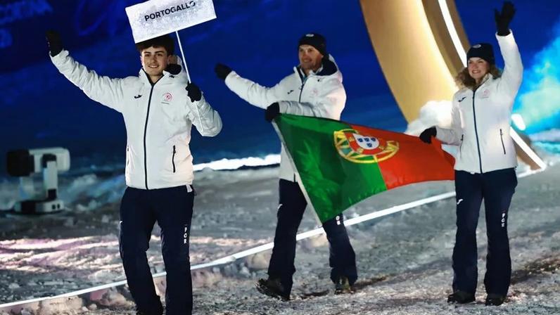 Atletas de Portugal desfilam com a bandeira nacional em evento desportivo