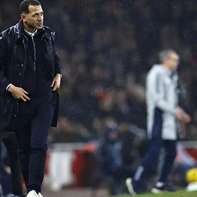 Treinador do Chelsea alvo de gozação após receção de bola desastrosa
