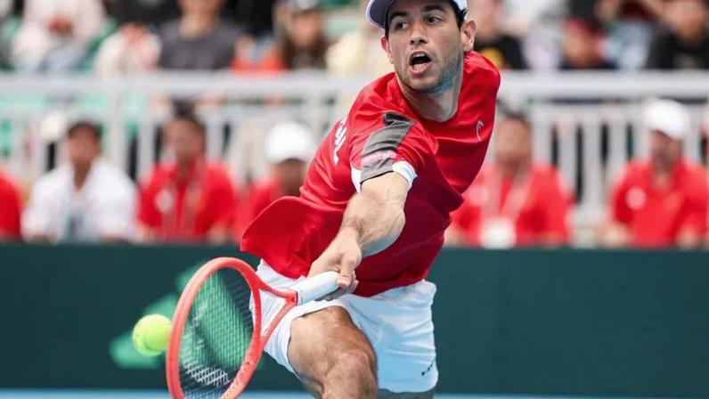 Tenista em ação durante o confronto Portugal-China na Taça Davis