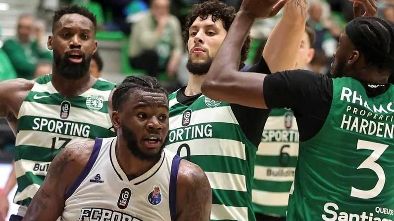 Javian Davis terá sido alvo de insultos racistas