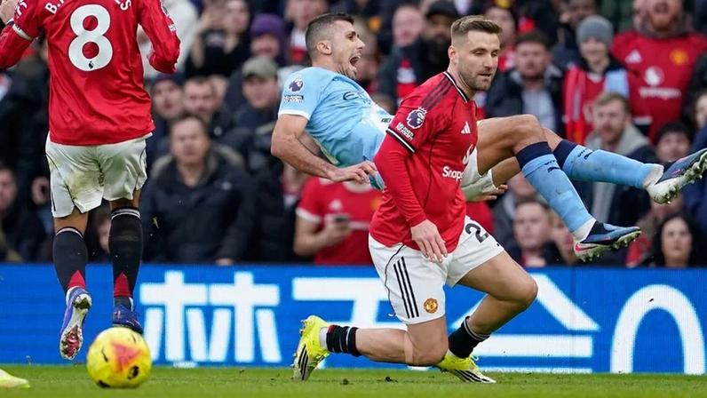 Luke Shaw em ação durante a vitória do Man. United sobre o Man. City
