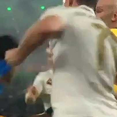 Disputa entre jogadores M'Gladbach-Leverkusen termina com jogador sem camisola