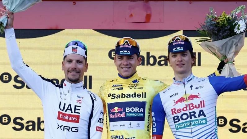 João Almeida acompanha consagração de Evenepoel na Volta à Comunidade Valenciana