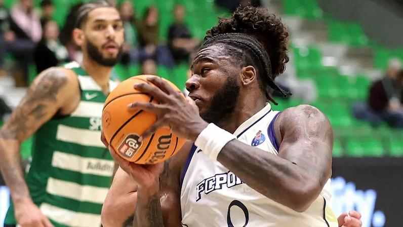 Javian Davis em ação durante o Sporting-FC Porto