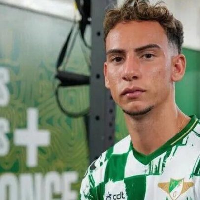 Francisco Domingues com via aberta para o onze do Moreirense