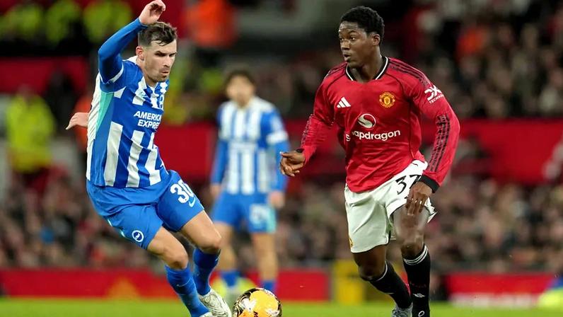 Kobbie Mainoo (à direita)