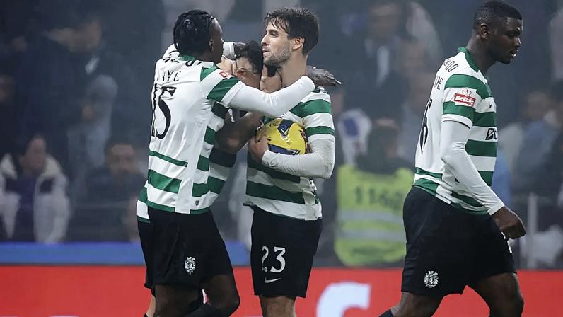 Jogadores do Sporting festejam após o 1-1