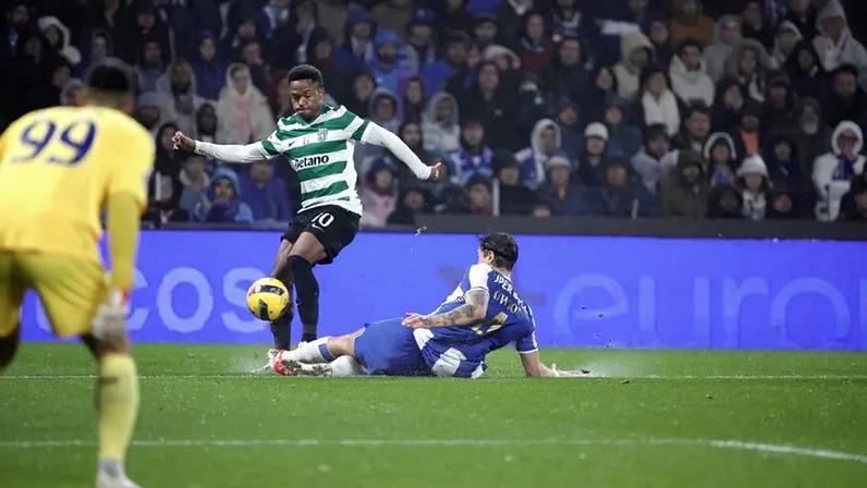 Geny saiu do clássico em lágrimas e com dificuldades