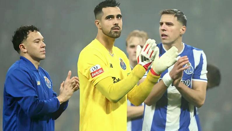 Jogadores do FC Porto aplaudem os adeptos depois do clássico