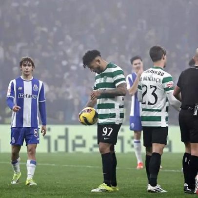 Dérbi FC Porto-Sporting termina 1-1; líder travado por incidente com camisola