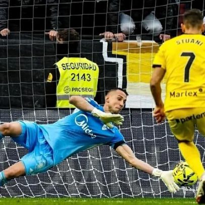 Vlachodimos defende penálti com ajuda de mulher