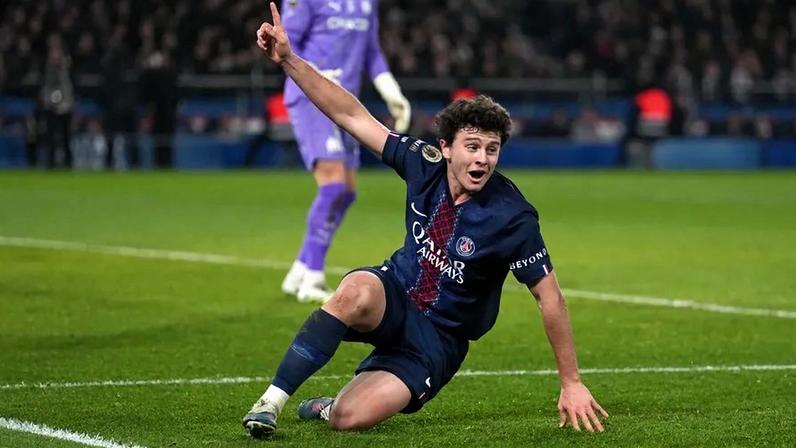 João Neves no lance que resultou o autogolo de Medina