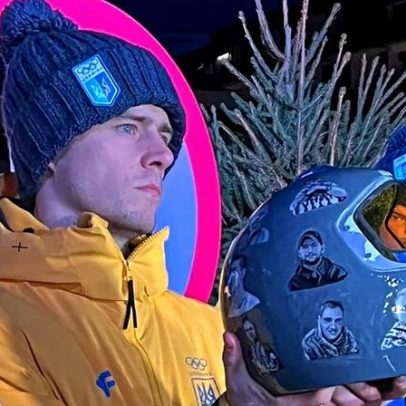 Atleta ucraniano usa capacete com fotos de atletas mortos nos Jogos de Inverno