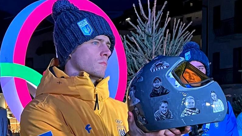 Vladyslav Heraskevych mostra o capacete que está a utilizar durante os Jogos de Inverno