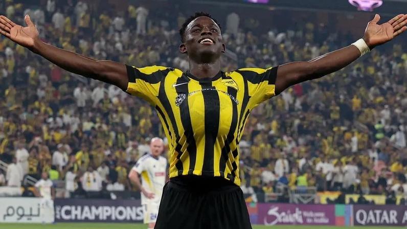 Roger Fernandes festeja um dos golos que marcou ao Al Gharafa