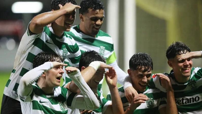 Jogadores do Sporting B festejam após golo frente ao P. Ferreira