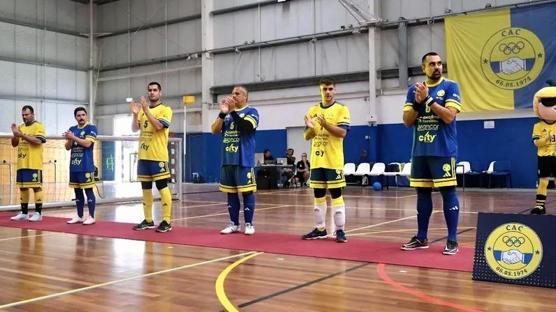 Equipa de desporto alinhada num campo de jogo interior