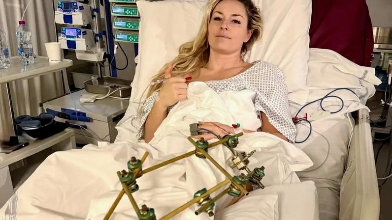Lindsey Vonn surge sorridente no leito hospitalar após cirurgia