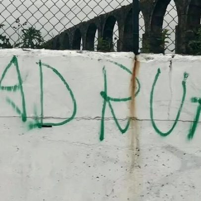 Adeptos do Rio Ave pintam muro nas imediações do estádio com críticas à SAD