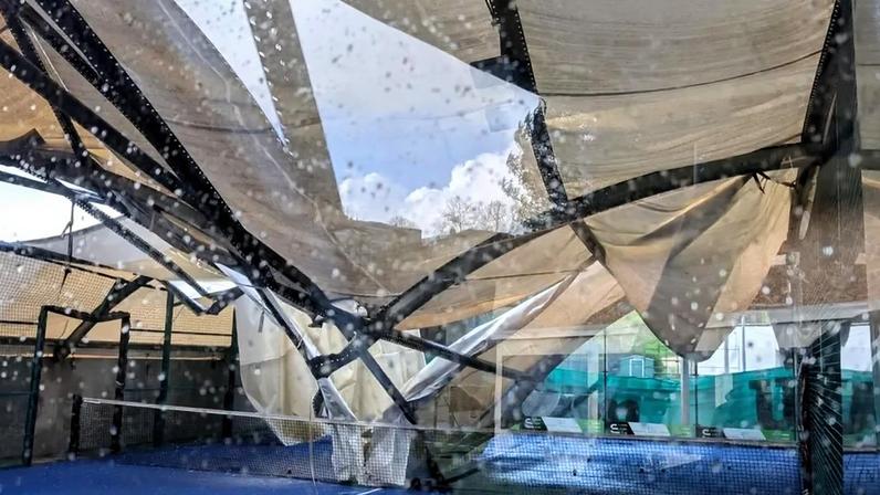 Campo de padel com estrutura danificada após fortes chuvas