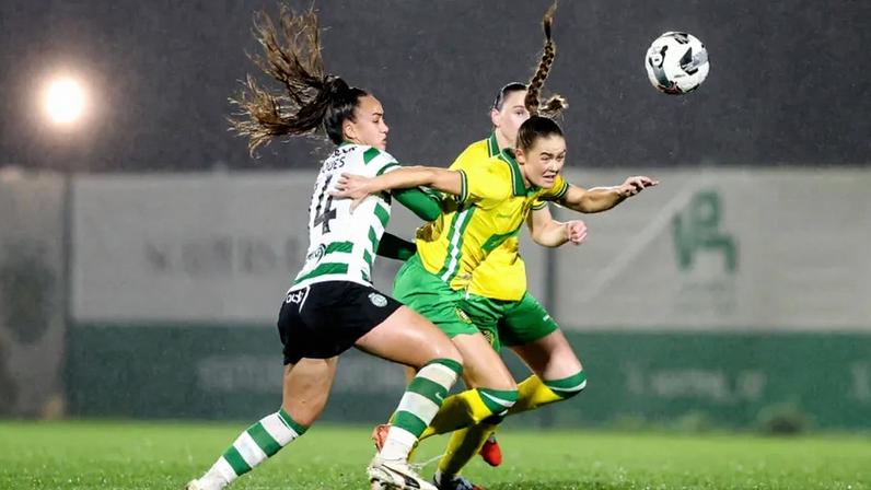 Jogadoras do Sporting e do Hammarby disputam o lance
