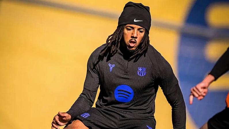 Jules Koundé durante o treino na véspera do clássico