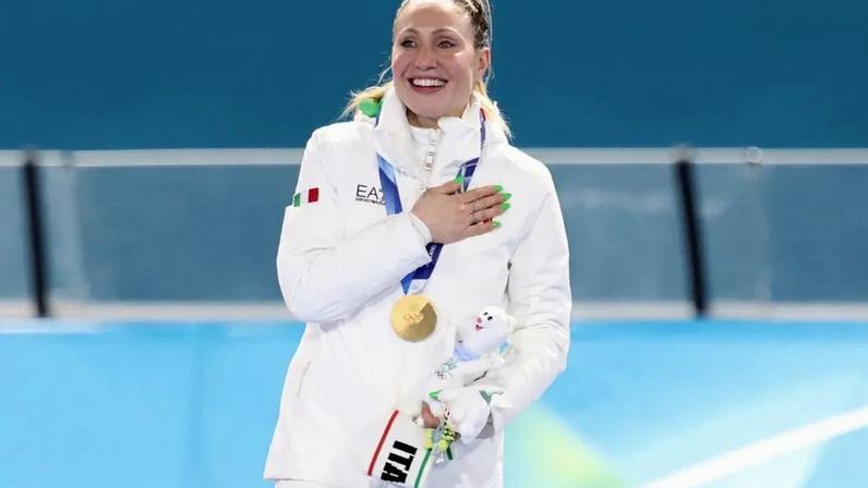 Francesca Lollobrigida com a medalha de ouro nos 5.000 de patinagem em Milão-Cortina'2026