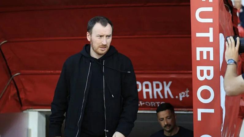 Mangala elogia Ian Cathro pelo sucesso
