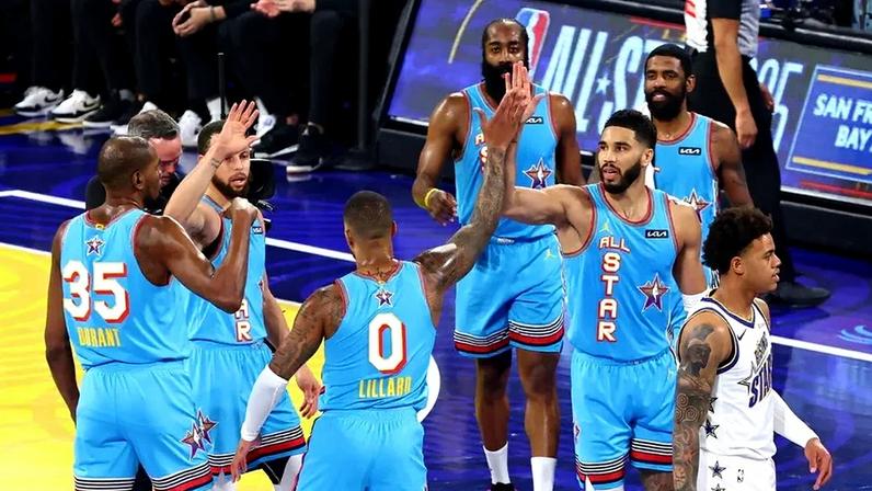 Jogadores de basquetebol do All-Star Game em campo