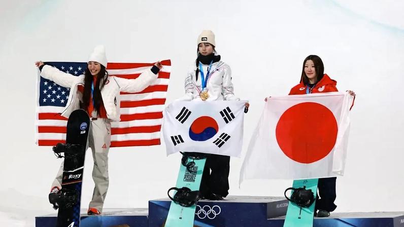 Pódio de atletas com bandeiras dos EUA, Coreia do Sul e Japão