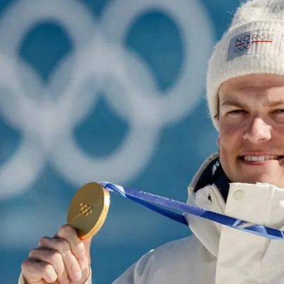 Johannes Klaebo iguala em Milão-Cortina o recorde de oito ouros