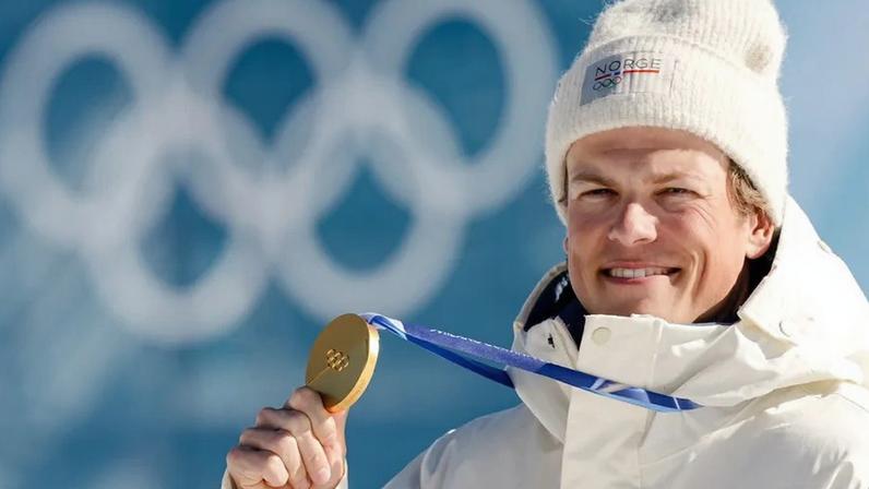 Johannes Klaebo festeja conquista de mais um ouro olímpico