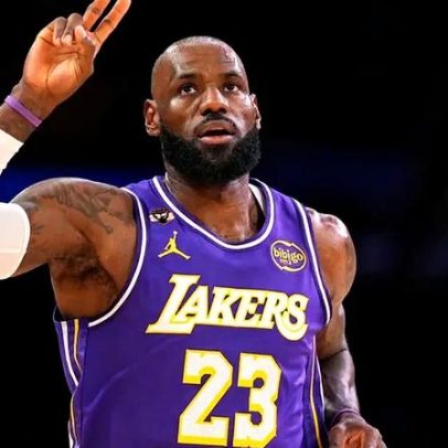 LeBron James torna-se o mais velho a alcançar triplo-duplo na NBA