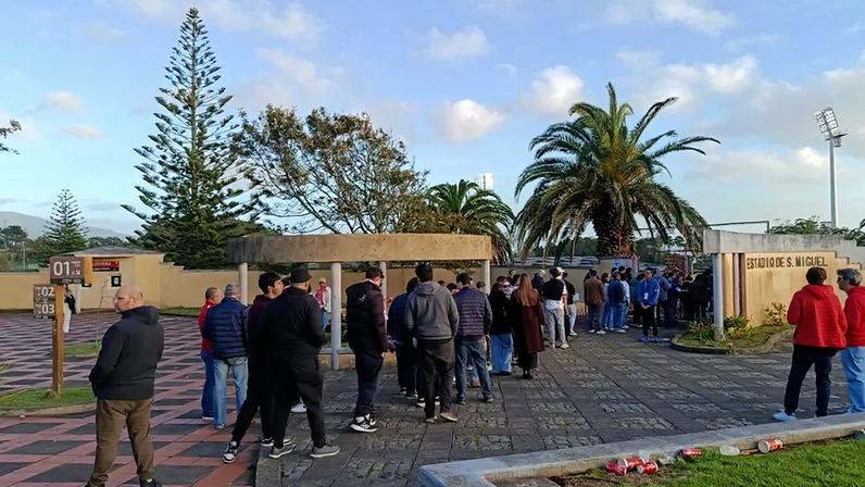 Adeptos à entrada do Estádio de São Miguel