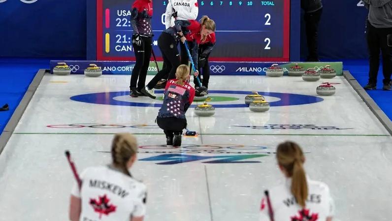 Equipas de curling dos EUA e Canadá competem nos Jogos Olímpicos de Inverno Milano Cortina 2026