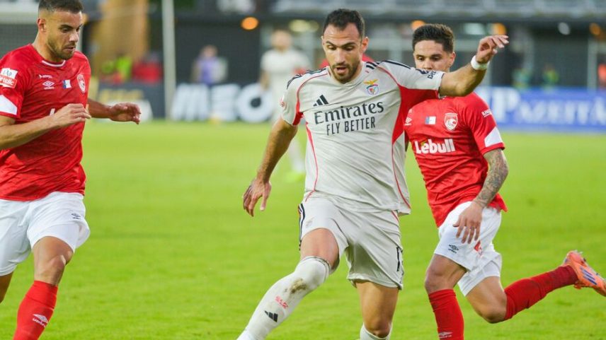 Santa Clara e Benfica disputam um jogo