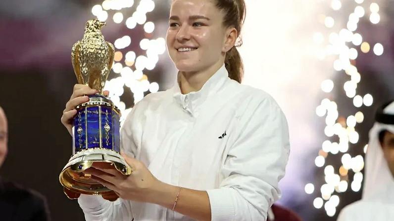 Karolina Muchova ergue o troféu em Doha