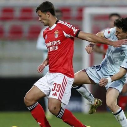 Benfica B vence Felgueiras 4-2; Araújo marca e assiste com Mourinho na bancada
